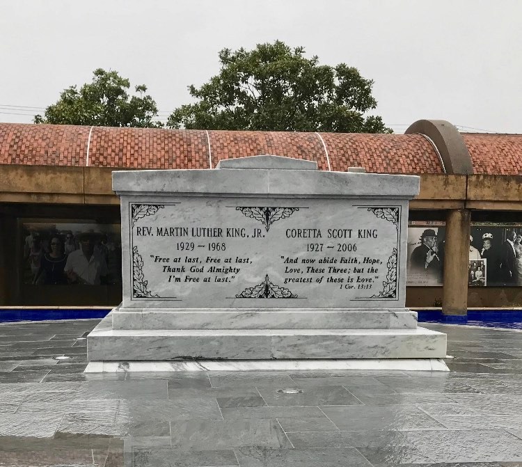Picture of the graves of Dr king and Mrs king in Atlanta Georgia