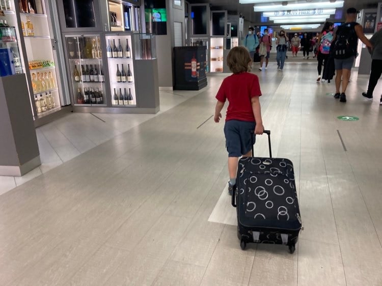 Child pulling his own carryon