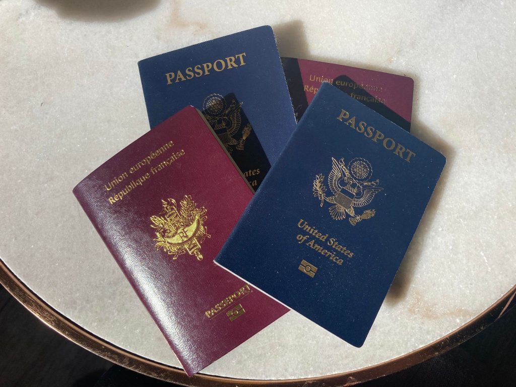 Passeports on a table