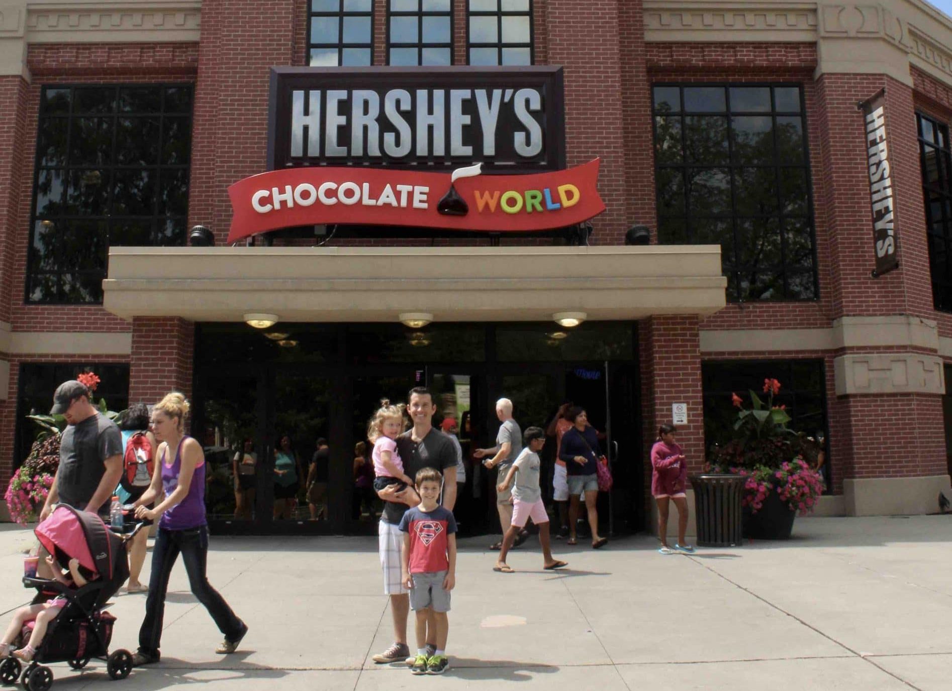 Family in front Hershey park entrance