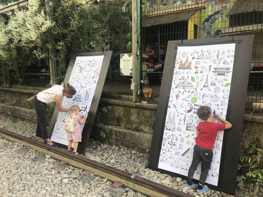 Kids making art work in La recyclerie restaurant.