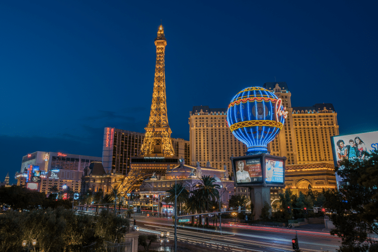 Eiffel tower in las vegas lite up in the night